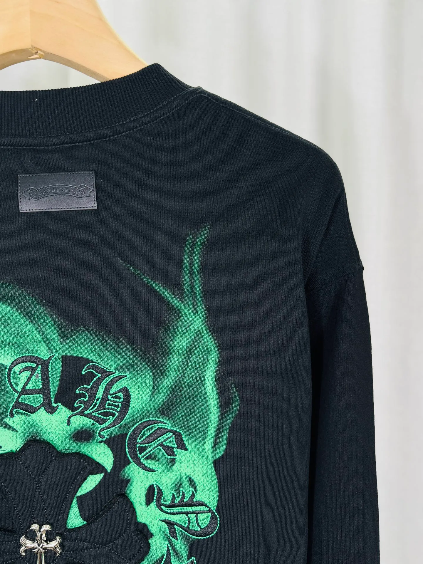 P240 top version, real shot without P, ​​different from market currency) 𝗖𝗵𝗿𝗼𝗺𝗲 𝗛𝗲𝗮𝗿𝘁𝘀/Croxin 2025 3D three-dimensional autumn and winter new original single counter American laser color printed patch embroidered couple casual sweatshirt 👑The highest version! Customized fabric 430g tripe terry fabric!  The best-selling model in the counter, very comfortable to wear. Accessories: original molded and authenticated collar label➕100% silk wash label. Genuine purchase-grade original hangtag➕matching hanging rope➕3D hanging beads➕original packaging bag. Craftsmanship: The original version has consistent wiring! The highest version of the armhole matching technique! Color: White Black Size: S M L XL Style No.: 9304
